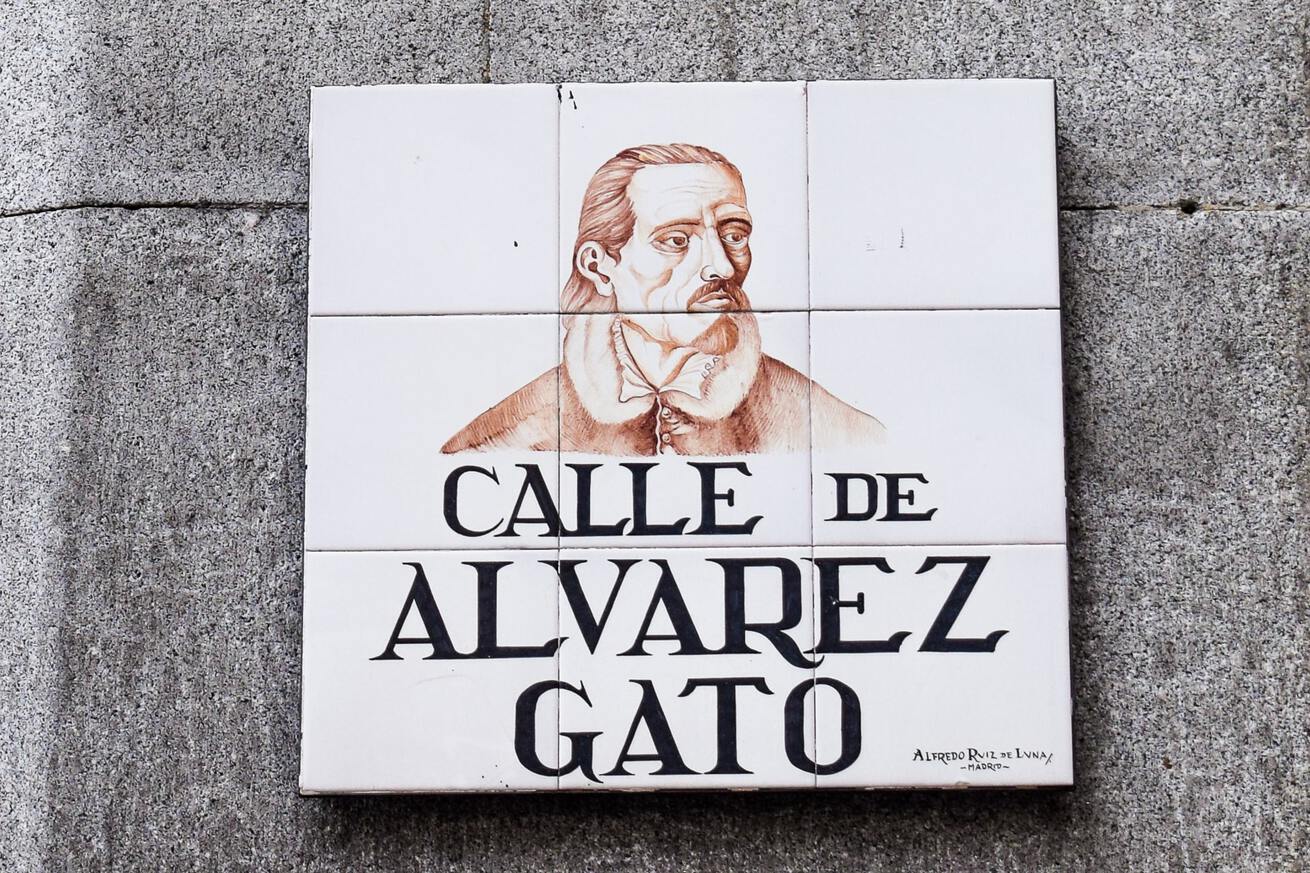 Placa de la calle Álvarez Gato