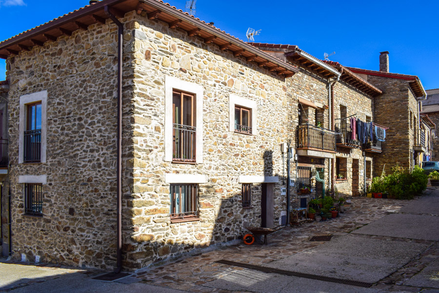 Calle con casas típicas de La Hiruela