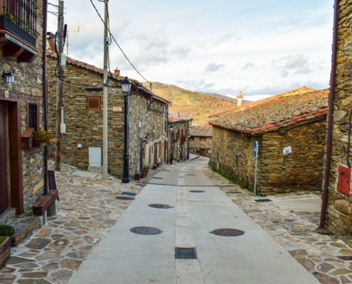 Calle con casas típicas de La Hiruela