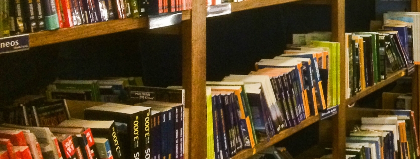 Libros en una estantería